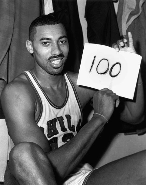 2 marzo 1962. Wilt Chamberlain  dei Philadelphia Warriors dopo aver segnato 100 punti nella partita contro i New York Knickerbockers (169-147)